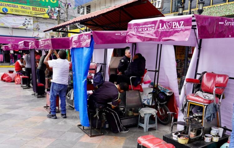 Domingo de la Cruz Hernández lleva más de medio siglo sentado frente a su cajón de bolear en la explanada municipal de La Paz, Edomex.
