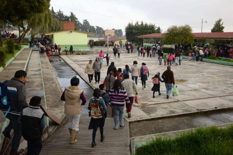 En el Edomex, más de dos millones 803 mil alumnos de educación básica: preescolar, primaria y secundaria, regresaron a clases.
