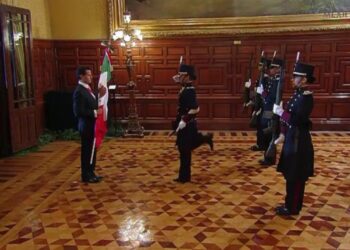 Escoltas de bandera integradas por mujeres acompañaron el Grito en el Palacio Nacional durante el sexenio de Enrique Peña Nieto.