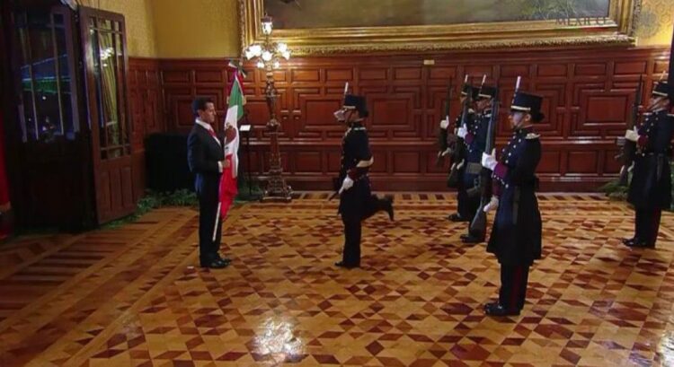 Escoltas de bandera integradas por mujeres acompañaron el Grito en el Palacio Nacional durante el sexenio de Enrique Peña Nieto.