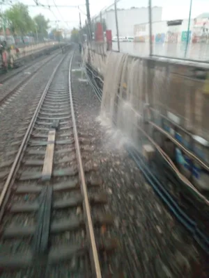 El Sistema de Transporte Colectivo informó que el servicio de la Línea A del Metro se suspendió entre las estaciones Guelatao y La Paz, por la acumulación de agua en el drenaje