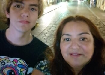 Isis Medina Gama, madre de Juan Pablo de 17 años de edad, quien nació sordo, habla con AMEXI para exponer su testimonio