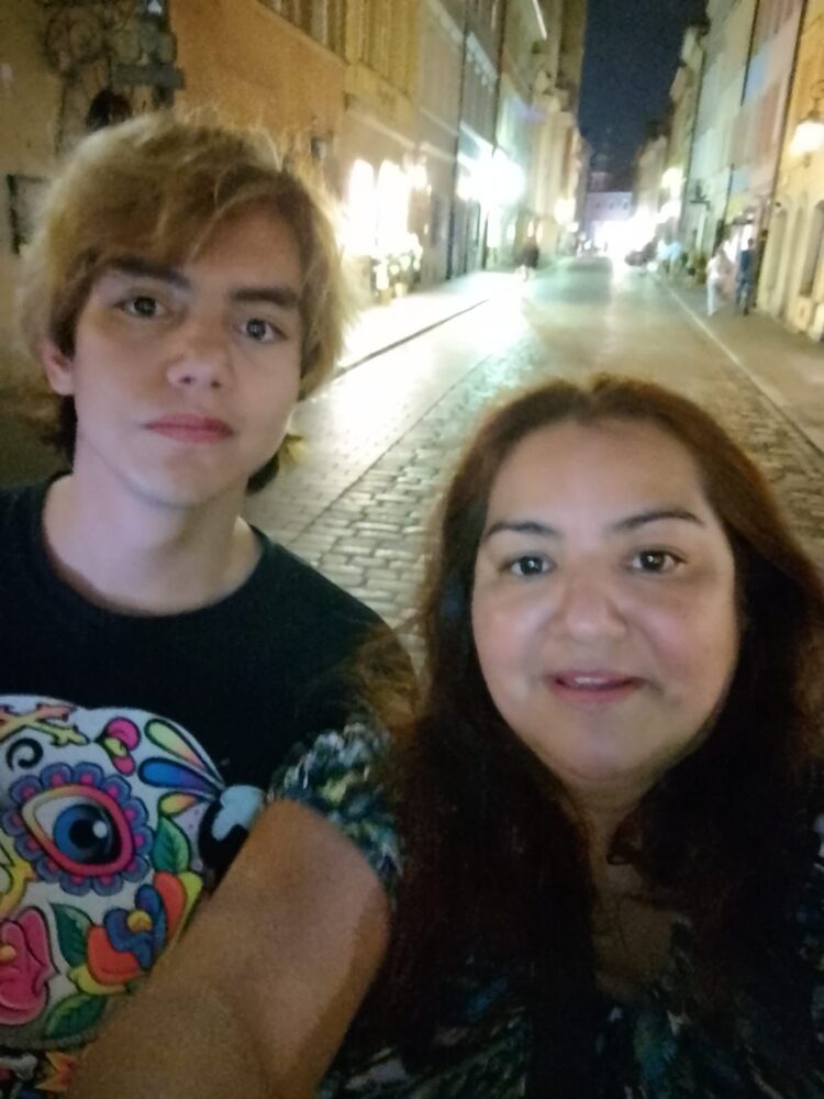 Isis Medina Gama, madre de Juan Pablo de 17 años de edad, quien nació sordo, habla con AMEXI para exponer su testimonio