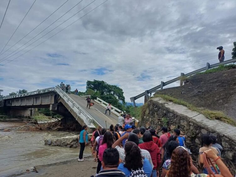 Debido a las intensas lluvias registradas en el estado de Chiapas se provocó la caída de varios puentes. Ocasiona caos en frontera sur