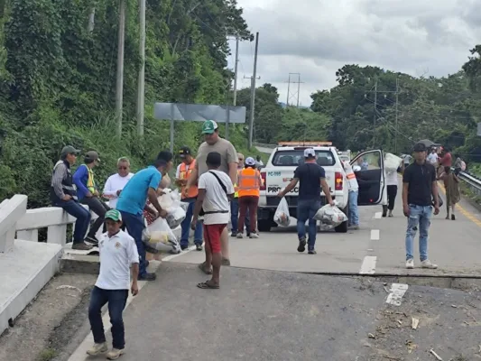 Decenas de transmigrantes que vienen de los Estados Unidos, con carros y mercancías no han podido avanzar hacia la frontera con Guatemala.