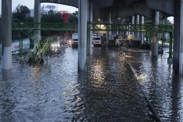 Por la tormenta de este domingo en los Reyes La Paz autos atrapados