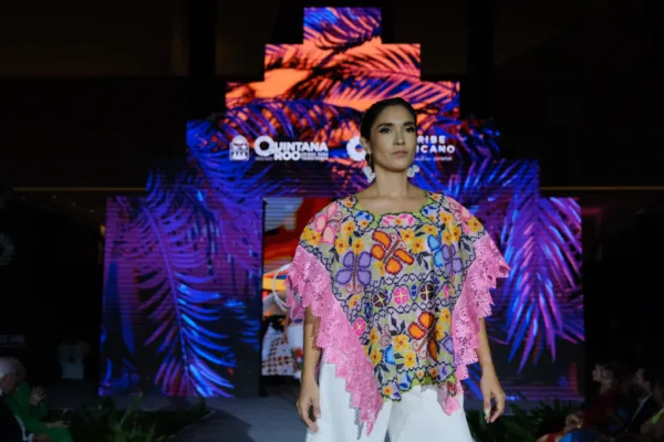 En el marco de la  Gala World Travel Awards para Latinoamérica 2025, el evento fue engalanado con una pasarela de prendas elaboradas por las manos mágicas de las artesanas y artesanos de las comunidades mayas, con las que Quintana Roo impone moda. AMEXI/FOTO/ Gobierno Q. Roo