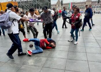 Pelea de comerciantes y trabajadores del gobierno capitalino en Zócalo, antes de primer Grito de Sheinbaum