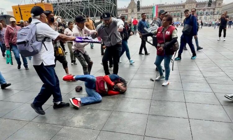 Pelea de comerciantes y trabajadores del gobierno capitalino en Zócalo, antes de primer Grito de Sheinbaum