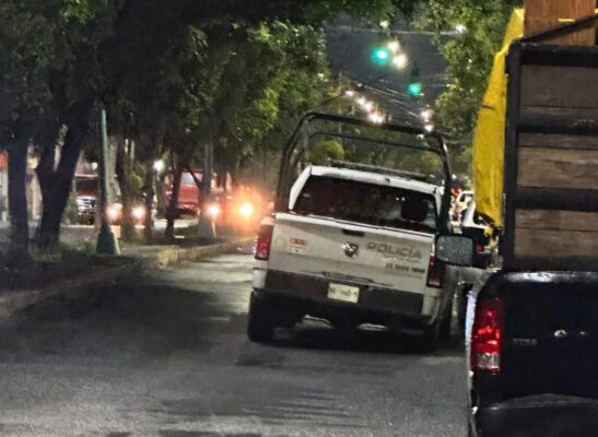 Una patrulla de la Secretaría de Seguridad Ciudadana (SSC) cayó en un socavón que se abrió en la Avenida Telecomunicaciones, en Iztapalapa.