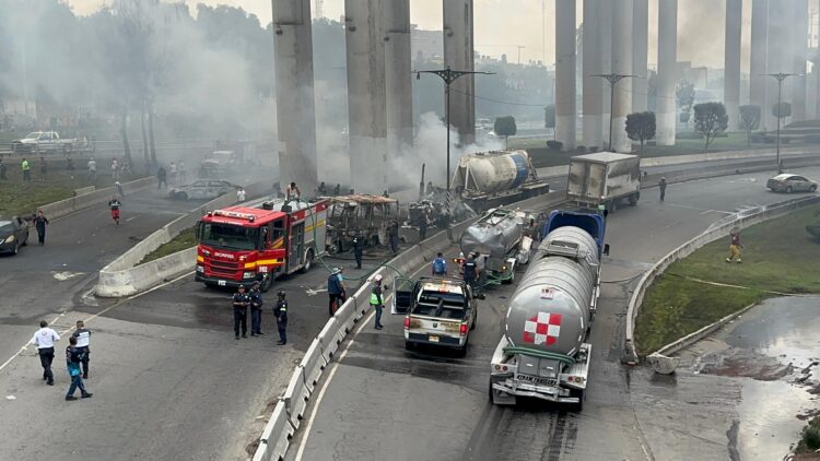 Suman 15 muertos por explosión de pipa; niña Azulet será atendida en Texas