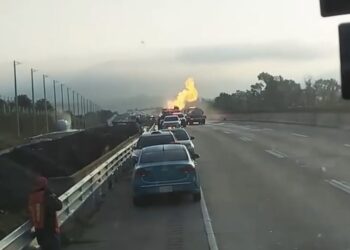 Reportan que una pipa que transportaba gas L.P. volcó en el kilómetro 39 de la autopista México-Puebla, a la altura de la plaza de cobro de San Marcos.