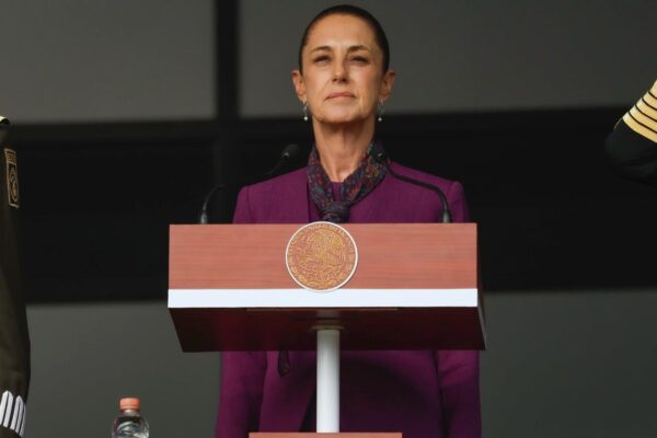 La presidenta Claudia Sheinbaum Pardo rindió un homenaje especial a las mujeres que forman parte del Ejército, la Fuerza Aérea y la Guardia Nacional, durante la ceremonia de clausura del ciclo escolar 2024-2025 y apertura del 2025-2026