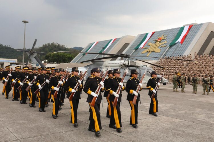 Sheinbaum rinde homenaje a mujeres de las Fuerzas Armadas en clausura del ciclo militar. Reconoció disciplina, fortaleza e inteligencia.