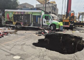 SEGIAGUA atiende emergencia por socavón en Iztapalapa