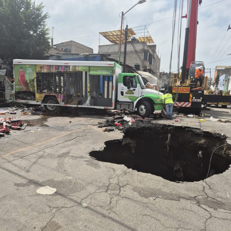 SEGIAGUA atiende emergencia por socavón en Iztapalapa