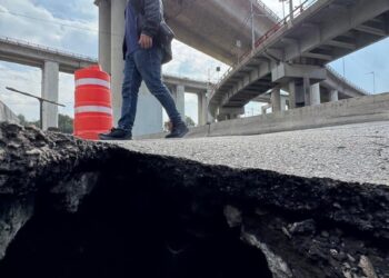 Un socavón se formó en el distribuidor vial de La Concordia, en Iztapalapa, lo que mantiene en alerta a los automovilistas y peatones.