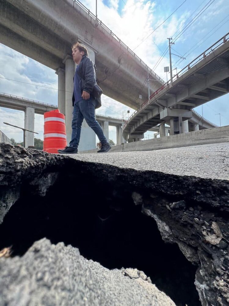 Un socavón se formó en el distribuidor vial de La Concordia, en Iztapalapa, lo que mantiene en alerta a los automovilistas y peatones.