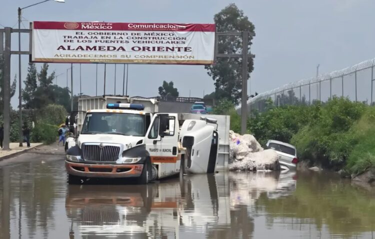 El Periférico oriente quedó colapsado este jueves luego de la volcadura de un tráiler cargado con papel comprimido.