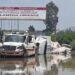 El Periférico oriente quedó colapsado este jueves luego de la volcadura de un tráiler cargado con papel comprimido.