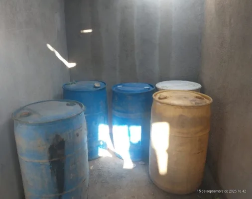 Los agentes aseguraron tambos y bidones de plástico que contenían aproximadamente mil 600 litros de sustancia líquida con características de hidrocarburo