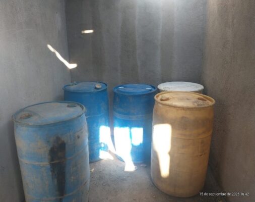 Los agentes aseguraron tambos y bidones de plástico que contenían aproximadamente mil 600 litros de sustancia líquida con características de hidrocarburo