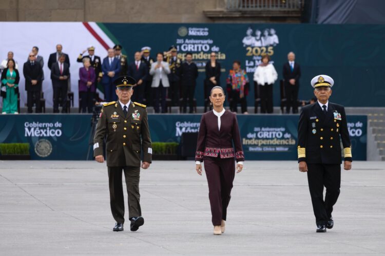 El Desfile Cívico Militar por el 215 aniversario del inicio de la Independencia marcado por la participación de más de 5 mil mujeres