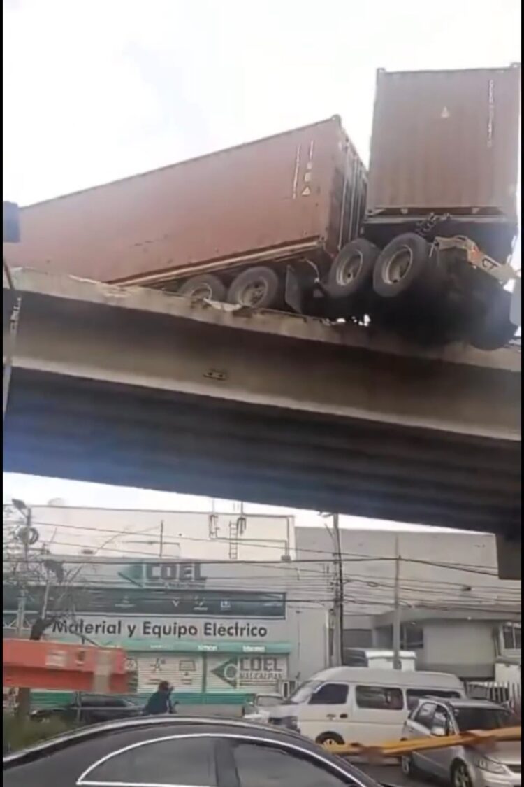 En Naucalpan un tráiler quedó a punto de caer del puente vehicular generando una intensa movilización de cuerpos de emergencia.
