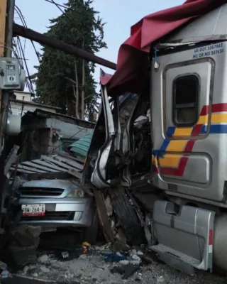 Un tráiler perdió el control en el puente que conecta la carretera Toluca Naucalpan con la vialidad Boulevard Aeropuerto, en Toluca, y se impactó contra una vivienda.