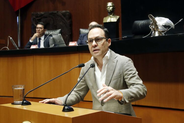 Clemente Castañeda, coordinador de MC en Senado, calificó la modificación a ley de amparo sobre retroactividad como una violación a principios del derecho y la Constitución. AMEXI/ Foto: Senado.