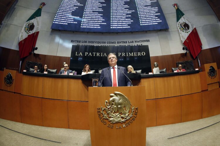 Ebrard asegura que no hay riesgo de cancelación