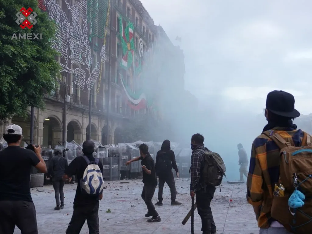Ciudad de México, 2 de octubre de 2025. Fuego y advertencia. El Bloque Negro marcó el abrupto final de la marcha del 2 de octubre, lanzándose contra el cerco policial. Los estallidos, el humo y la tensión extrema se convirtieron en un telón de fondo para los contingentes de Ayotzinapa, recordándonos que la rabia colectiva por la impunidad sigue encendida y es el motor más poderoso de resistencia en el país.<br />AMEXI/Foto/Jhoselyn Soria