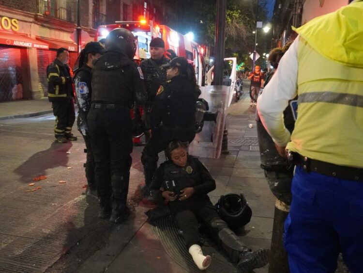 Sheinbaum condena violencia del 2 de octubre; respalda a policías y periodistas agredidos