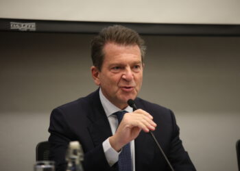 Bancos pedirán identificación en depósitos y retiros en efectivo mayores a 140 mil pesos desde julio de 2026