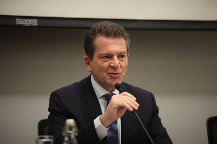 Bancos pedirán identificación en depósitos y retiros en efectivo mayores a 140 mil pesos desde julio de 2026