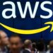 Logo de AWS en azul y blanco, con la flecha sonriente amarilla, sobre una multitud en el AWS re:Invent.