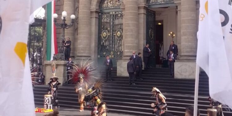 Ambiente afuera del Congreso de la CDMX previo al Primer Informe de Clara Brugada 1. 12 de octubre de 2025. AMEXI Foto Iván Cortés