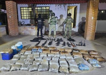 Arsenal y droga asegurada en Jonacatepec, Morelos. Foto Espepcial