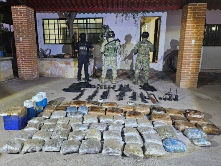 Arsenal y droga asegurada en Jonacatepec, Morelos. Foto Espepcial