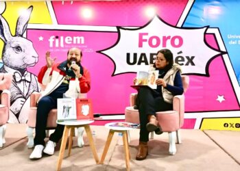 Arturo Kemchs platica sobre su libro Rius de carne y hueso. 16 de octubre, 2025 / AMEXI / Foto : cortesía de Arturo Kemchs