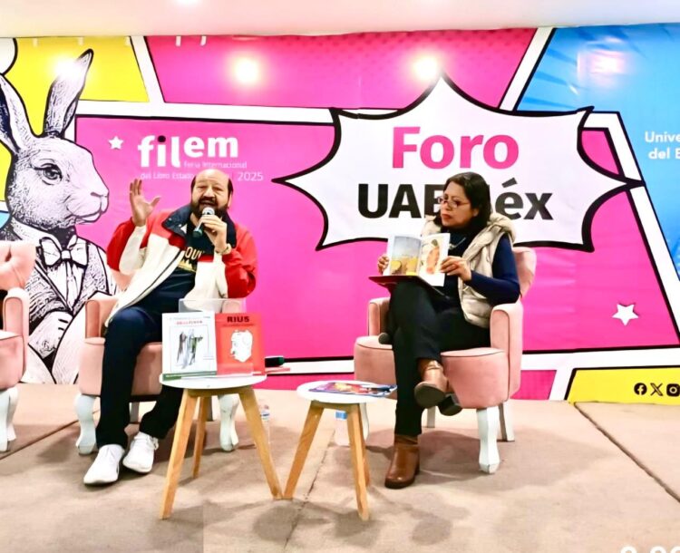 Arturo Kemchs platica sobre su libro Rius de carne y hueso. 16 de octubre, 2025 / AMEXI / Foto : cortesía de Arturo Kemchs