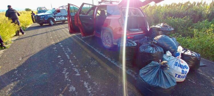 Aseguran una camioneta con 200 kilos de mariguana en Ocuituco, Morelos. 17 de octubre, 2025. AMEXI / Foto: SSPC