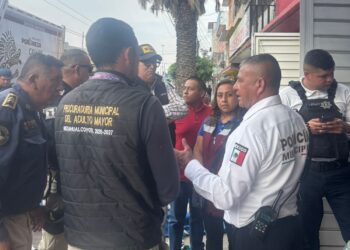 Atienden a adulta mayor que vivía con un niño invidente entre toneladas de basura. 17 de octubre, 2025. AMEXI / Foto: DIF Neza