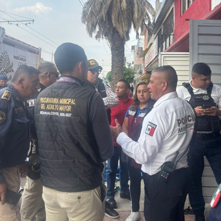 Atienden a adulta mayor que vivía con un niño invidente entre toneladas de basura. 17 de octubre, 2025. AMEXI / Foto: DIF Neza