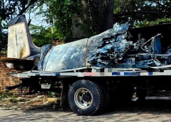 Avioneta quemada por un grupo armado en el hangar “Los Infantes”, en Parácuaro, Micoacán. AMEXI Foto Cortesía
