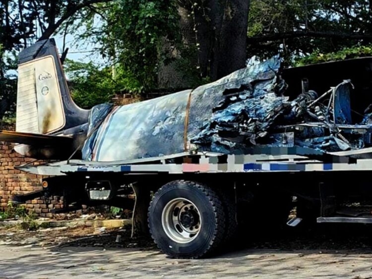 Avioneta quemada por un grupo armado en el hangar “Los Infantes”, en Parácuaro, Micoacán. AMEXI Foto Cortesía