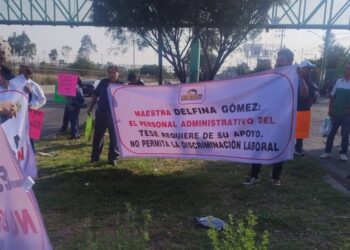 Estado de México, de octubre, 2025. Bloquean avenida Central trabajadores del Tecnológico de Ecatepec. AMEXI / FOTO: Luis Ayala