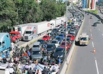 Bloquean periférico norte por desaparición de Kimberly. AMEXI / Foto X