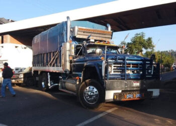 Bloqueos de productores aguacateros paralizan principales vías en Uruapan. 17 de octubre, 2025 / AMEXI / Foto: Francisco Castellanos