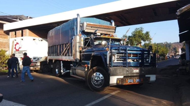 Bloqueos de productores aguacateros paralizan principales vías en Uruapan. 17 de octubre, 2025 / AMEXI / Foto: Francisco Castellanos